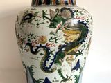 un vase orné d'un dragon posé sur une table