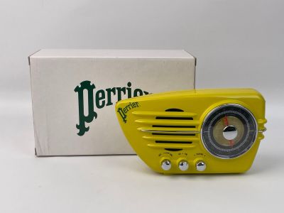 une radio jaune posée à côté d'une boîte