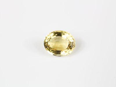 une pierre de saphir jaune sur fond blanc