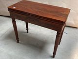 une petite table en bois surmontée d'un tiroir