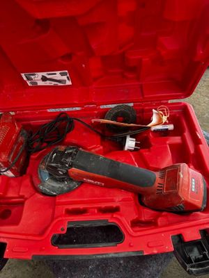 une boîte à outils rouge avec des outils sur le sol
