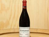 une bouteille de vin posée sur un tonneau