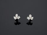 une paire de boucles d'oreilles en diamant sur une surface noire