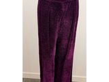 un pantalon violet pour femme sur un mannequin, un mannequin, un mannequin, un mannequin, un mannequin, un mannequin, un mannequin, un mannequin