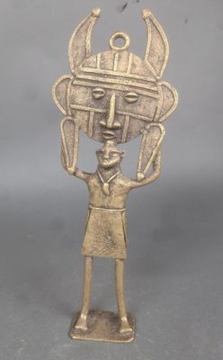 figurine en bronze représentant une femme portant un panier sur la tête
