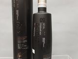 une bouteille de whisky avec une boîte noire posée sur un fond blanc