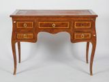 un vieux bureau en bois avec des tiroirs et des tiroirs dessus