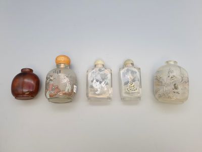 Chine, XXe siècle, Cinq flacons tabatières en verre peint à …