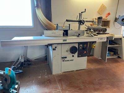 une machine posée sur une table dans une pièce