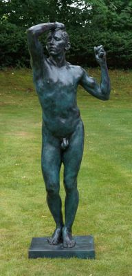 une statue représentant un homme tenant un frisbee dans la main