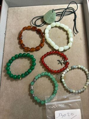 une boîte contenant un assortiment de bracelets, avec une étiquette dessus
