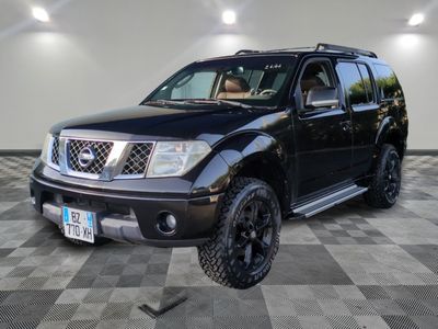 une photo d'un camion noir garé dans un garage