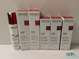 trois flacons de lotion Age Lift d'Uriage posés les uns à côté des autres