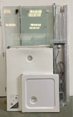 des toilettes blanches situées à côté d'une douche dans une pièce