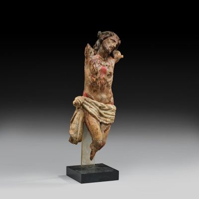 une statue de Jésus sur la croix, avec un tissu autour du cou