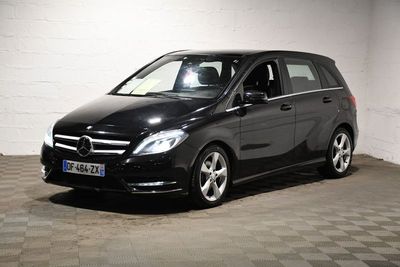 La Mercedes Classe B est garée dans une grande pièce