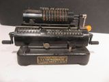 un ancien modèle de machine posé sur une table