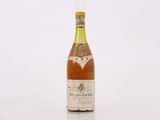 une vieille bouteille de vin posée sur une table