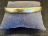 un gros plan d'une bague posée sur un coussin, sur une table