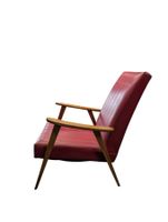 Fauteuil en bois naturel et skaï rouge à décor strié. (photo 3)