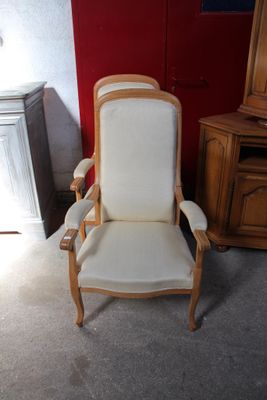 une chaise blanche qui se trouve dans une pièce dont le mur est rouge