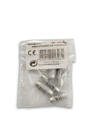 un gros plan sur trois piles dans un sachet, sur fond blanc