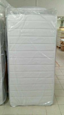 de nombreux matelas exposés en magasin et proposés à la vente