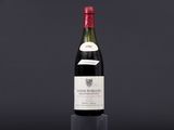 une bouteille de vin posée sur une table noire