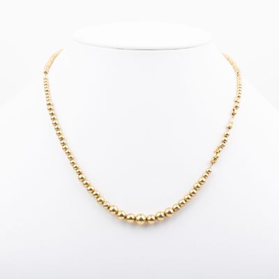 un collier de perles en or sur un mannequin mannequin mannequin mannequin mannequin mannequin mannequin mannequin mann