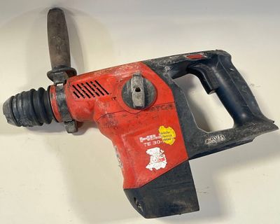 un motif à carreaux rouges et noirs sur un fond blanc