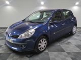 une photo d'une voiture bleue garée dans un garage