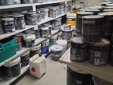 de nombreux pots de peinture sur les étagères du magasin