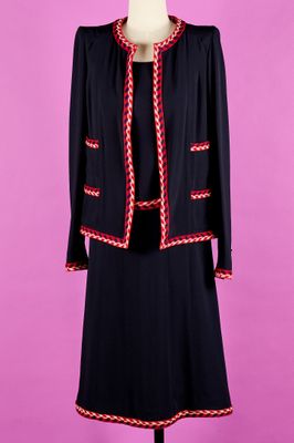 une robe noire et une veste sur un mannequin, un mannequin, un mannequin, un mannequin, un mannequin, un mannequin, un mannequin, un mannequin, un mannequin, un mannequin, un mannequin, un mannequin, un mannequin, un mannequin, un mannequin, un mannequin, un mannequin, un mannequin, un mannequin, un mannequin, un mannequin, un mannequin, un mannequin, un mannequin, un mannequin, un mannequin, un mannequin, un mannequin, un mannequin, un mannequin, un mannequin, un mannequin, un mannequin, un