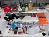 un bureau blanc sur lequel se trouvent de nombreuses fournitures