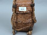 petit sac en osier avec une étiquette sur le devant