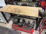 une image d'un établi avec des outils dessus