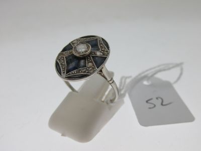 une image représentant une bague avec une pierre au centre et une étiquette sur le côté