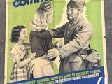 affiche française représentant un soldat aidant une femme à attacher ses cheveux