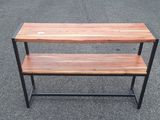un gros plan d'une table en bois sur laquelle se trouvent deux étagères