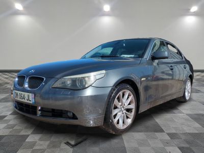 une photo d'une BMW argentée dans un garage