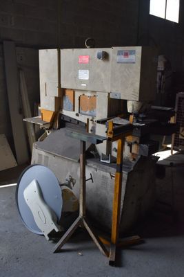 une machine qui se trouve dans une pièce où il y a de nombreuses pièces de bois