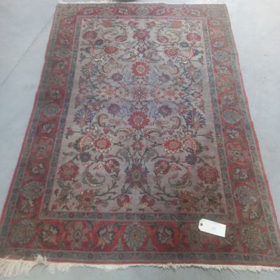 un tapis rouge et bleu exposé dans un magasin