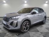 un SUV argenté garé sur un sol en damier dans un garage
