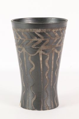 un vase noir orné d'un motif sur fond blanc