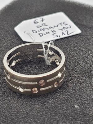 une bague en argent ornée de pierres roses sur un fond noir