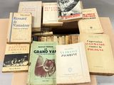 plusieurs livres sont empilés sur une table