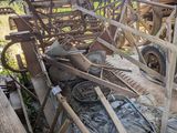 un tas de vieilleries qui traîne par terre