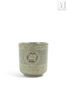 une tasse verte ornée d'un motif