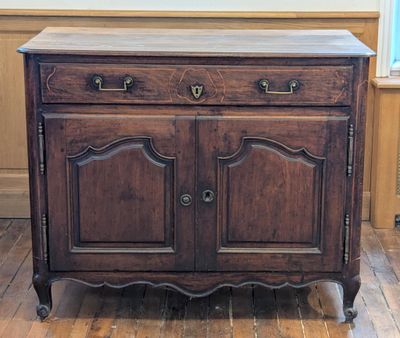 une armoire en bois avec deux tiroirs et une porte
