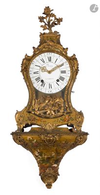 une horloge dorée accrochée au mur, avec des chiffres romains